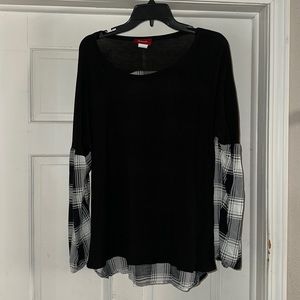 Women’s blouse black and white